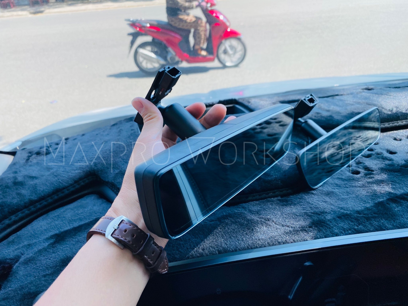 (So sánh kết cấu cứng cáp và chân giắc cắm nguồn/tín hiệu nguyên bản của cụm gương điện tử số hóa)
